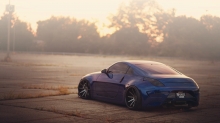 Затемненная задняя оптика на синем Nissan 350Z на туманной площадке